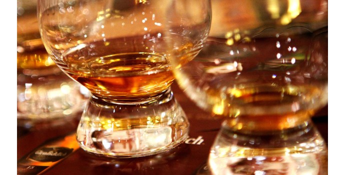 8 trucs à savoir pour frimer en se servant un whisky